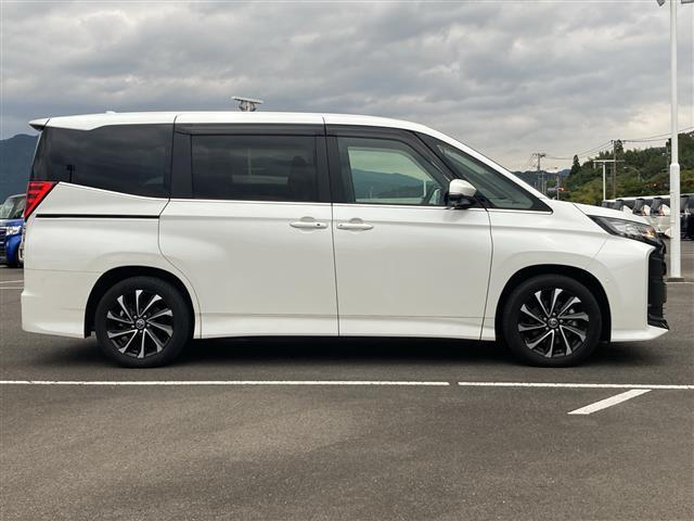 ノア ハイブリッドＳ－Ｚ　純正１０．５インチディスプレイオーディオ　パノラマミックビューモニター　純正フリップダウンモニター　両側パワースライドドア　プリクラッシュセーフティ　レーンディパーチャーアラート　オートハイビーム（38枚目）