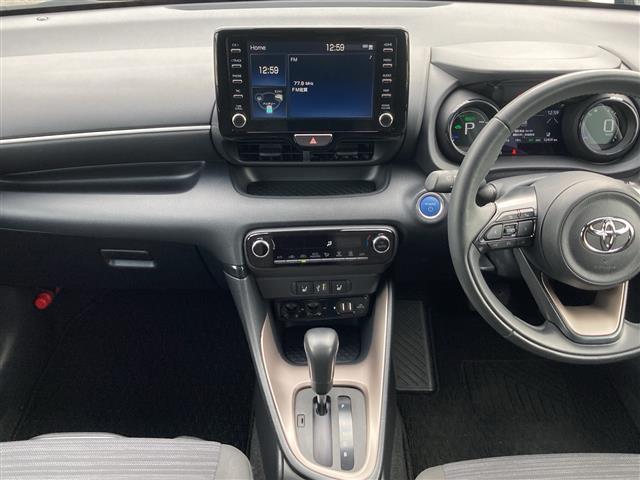 ヤリス ハイブリッドＺ　ワンオーナー　純正ディスプレイオーディオ　バックカメラ　プリクラッシュセーフティ　レーンディパーチャーアラート　オートハイビーム　アダプティブクルーズコントロール　クリアランスソナー　シートヒーター（8枚目）