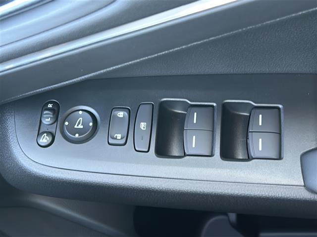 ヴェゼル e:HEV Z ホンダセンシング/クルコン/BSM/寒冷地仕様/前後コーナーセンサー/電動リアゲート/バックカメラ/純正コネクトディスプレイオーディオ/LEDオートライト/フォグランプ/ハーフレザーシ(19枚目)