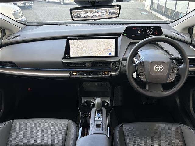 プリウス Ｚ　禁煙車／ＴＳＳ／ＢＳＭ／クルコン／全方位カメラ／レーンキープアシスト／横滑り防止装置／デジタルインナーミラー／コーナーセンサー／純正ナビ／置くだけ充電／ステアリングヒーター／レザーシート／パワーシート（2枚目）