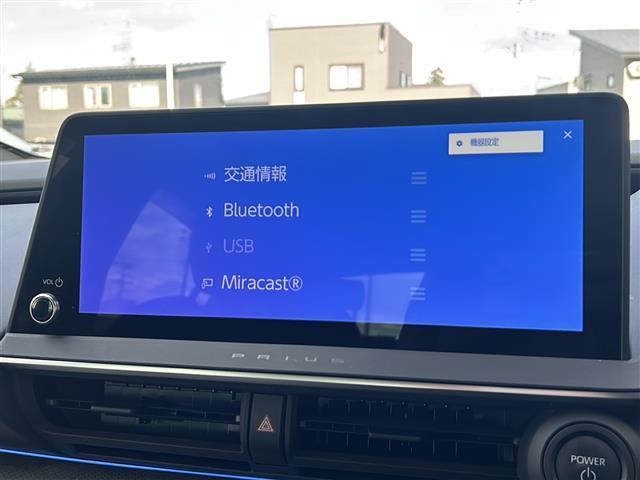 プリウス Ｚ　禁煙車／ＴＳＳ／ＢＳＭ／クルコン／全方位カメラ／レーンキープアシスト／横滑り防止装置／デジタルインナーミラー／コーナーセンサー／純正ナビ／置くだけ充電／ステアリングヒーター／レザーシート／パワーシート（6枚目）