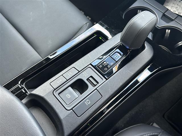 プリウス Ｚ　禁煙車／ＴＳＳ／ＢＳＭ／クルコン／全方位カメラ／レーンキープアシスト／横滑り防止装置／デジタルインナーミラー／コーナーセンサー／純正ナビ／置くだけ充電／ステアリングヒーター／レザーシート／パワーシート（13枚目）