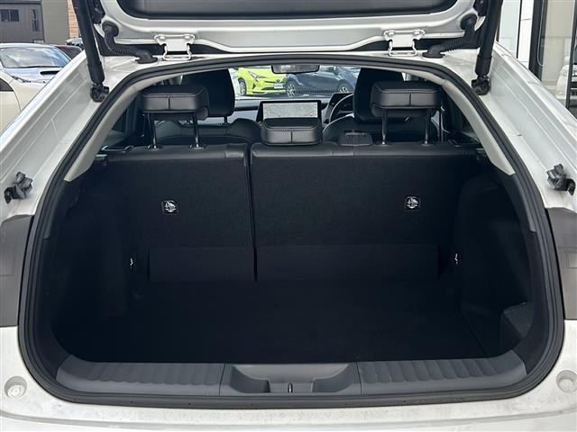 プリウス Ｚ　禁煙車／ＴＳＳ／ＢＳＭ／クルコン／全方位カメラ／レーンキープアシスト／横滑り防止装置／デジタルインナーミラー／コーナーセンサー／純正ナビ／置くだけ充電／ステアリングヒーター／レザーシート／パワーシート（28枚目）