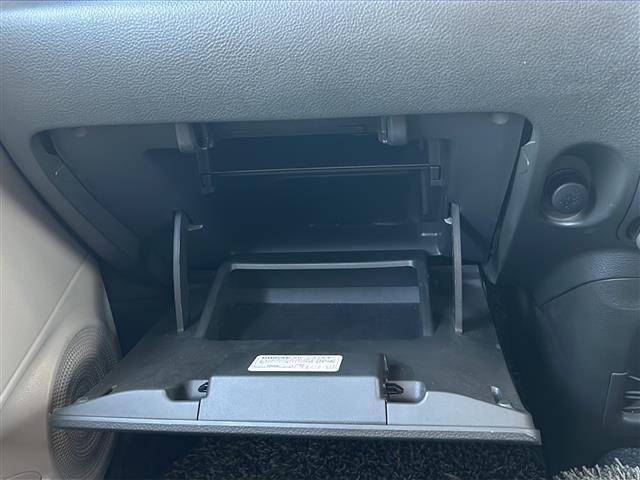 キューブ コダワリセレクション 禁煙車/アイドリングストップ/社外SDナビ/AM/FM/TV/CD/DVD/SD/IPOD/純正フロアマット/レザーシート/オートライト/電動格納ミラー/フォグランプ(9枚目)