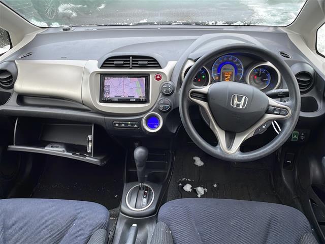 フィットハイブリッド ベースグレード　禁煙車／Ｂカメ／社外ナビ／ＥＣＯＮスイッチ／ＥＣＯＮスイッチ／光軸調整／ＥＴＣ／ドアバイザー／電動格納ミラー（2枚目）