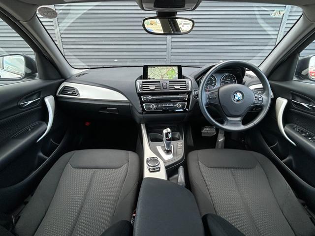 １シリーズ １１８ｉ　後期型　ワンオーナー　パーキングサポートＰＫＧ　バックカメラ　ＰＤＣ　純正ナビ　ＢＴ　ＵＳＢ　ＤＶＤ　ＣＤ　純正１６インチアルミホイール　オートライト　フロアマット　禁煙車（4枚目）