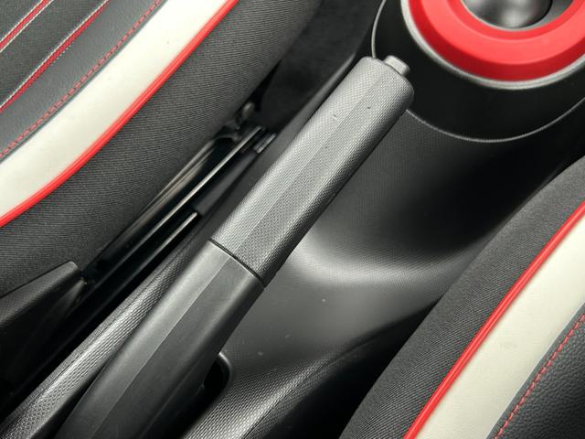 トゥインゴ インテンス　１オーナー　アクティブシティブレーキ　クルコン　ＬＫＡ　純正オーディオディスプレイ　ＣａｒＰｌａｙ　ＢＴ　ＵＳＢ　バックカメラ　ＥＴＣ　ハーフレザー　シートヒーター　純正１６インチＡＷ　パークセンサー（39枚目）