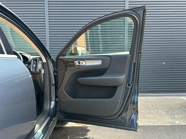 ＸＣ４０ Ｔ４　ＡＷＤ　インスクリプション　ＡＣＣ　ＬＫＡ　ＢＳＭ　ＨａｒｍａｎＫａｒｄｏｎ　純正ナビ　３６０度カメラ　フルセグ　ＢＴ　ＣａｒＰｌａｙ　茶革　シートヒーター　パワーシート　ステアリングヒーター　ワイヤレス充電　ＬＥＤ　ドラレコ（18枚目）