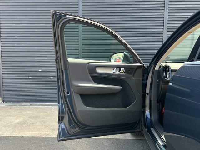 ＸＣ４０ Ｔ４　ＡＷＤ　インスクリプション　ＡＣＣ　ＬＫＡ　ＢＳＭ　ＨａｒｍａｎＫａｒｄｏｎ　純正ナビ　３６０度カメラ　フルセグ　ＢＴ　ＣａｒＰｌａｙ　茶革　シートヒーター　パワーシート　ステアリングヒーター　ワイヤレス充電　ＬＥＤ　ドラレコ（20枚目）