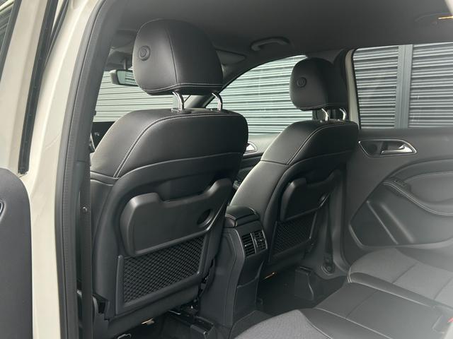 Ｂクラス Ｂ１８０　後期型　ワンオーナー　ベーシックＰＫＧ　ＲＳＰ　ＡＣＣ　ＬＫＡ　ＢＳＡ　Ｂカメラ　パークトロニック　半革　シートヒーター　ＰＷシート　キーレスゴー　ＬＥＤ　ナビ　ＴＶ　ＣａｒＰｌａｙ　ＤＶＤ　ＥＴＣ（13枚目）