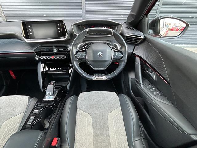 208 GTライン パノラミックガラスルーフ 衝突軽減B ACC LKA BSM Bカメラ パークディスタンス 半革 ディスプレイOD CarPlay BT USB LEDヘッドライト オートハイビーム ETC ドラレコ(5枚目)