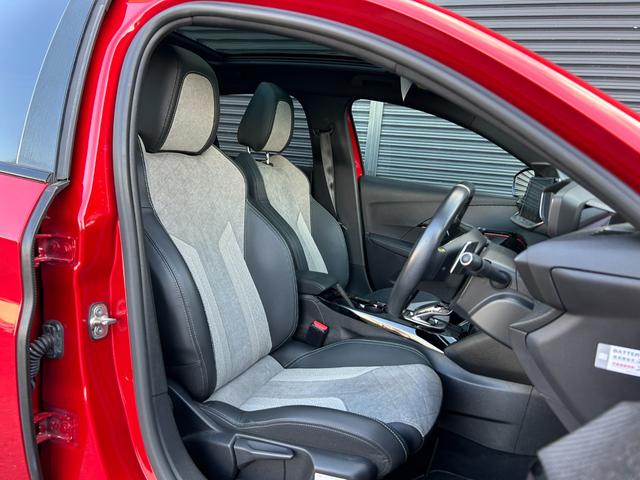 208 GTライン パノラミックガラスルーフ 衝突軽減B ACC LKA BSM Bカメラ パークディスタンス 半革 ディスプレイOD CarPlay BT USB LEDヘッドライト オートハイビーム ETC ドラレコ(8枚目)