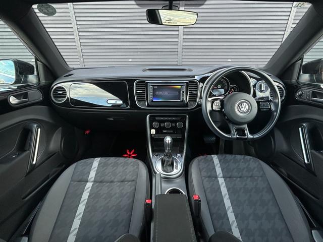 ザ・ビートル デザイン　後期型　純正ナビ　１２セグ　ＢＴ　ＤＶＤ　ＣＤ　バックカメラ　スマートエントリードライブ　ブラインドスポットモニター　クルーズコントロール　トランクスポイラー　パドルシフト　キセノン　禁煙車（4枚目）