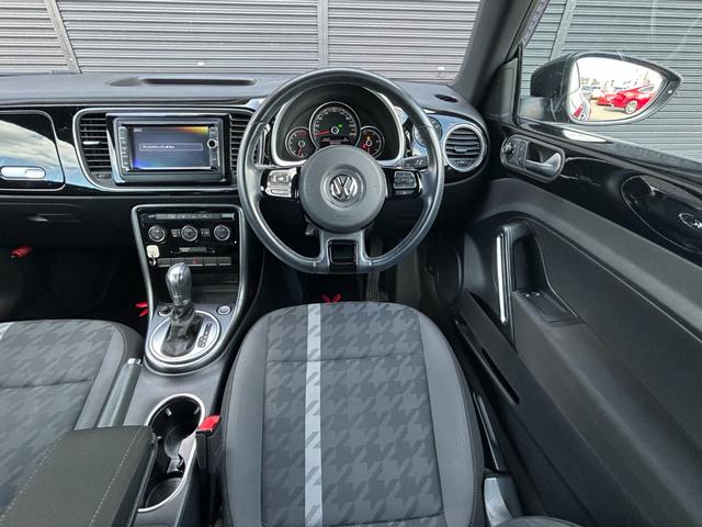 ザ・ビートル デザイン　後期型　純正ナビ　１２セグ　ＢＴ　ＤＶＤ　ＣＤ　バックカメラ　スマートエントリードライブ　ブラインドスポットモニター　クルーズコントロール　トランクスポイラー　パドルシフト　キセノン　禁煙車（5枚目）