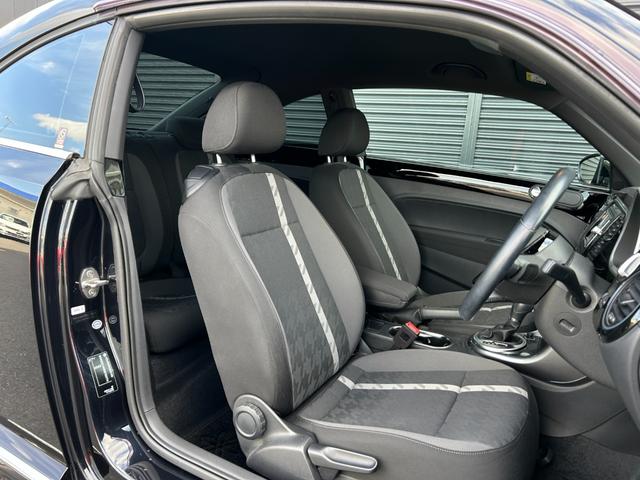 ザ・ビートル デザイン　後期型　純正ナビ　１２セグ　ＢＴ　ＤＶＤ　ＣＤ　バックカメラ　スマートエントリードライブ　ブラインドスポットモニター　クルーズコントロール　トランクスポイラー　パドルシフト　キセノン　禁煙車（8枚目）