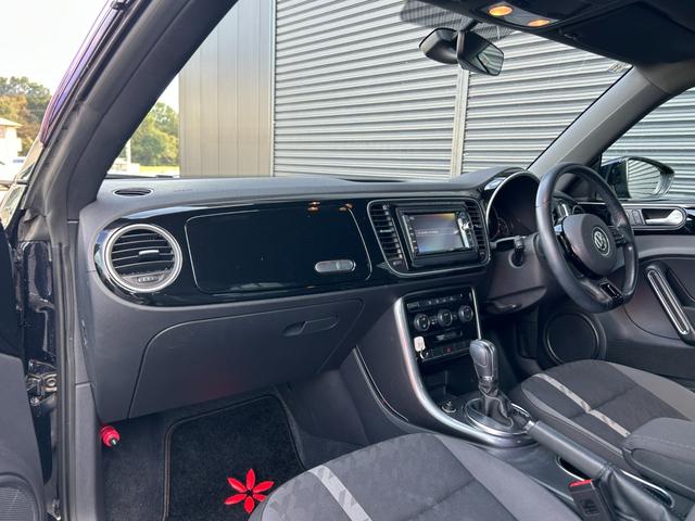 ザ・ビートル デザイン　後期型　純正ナビ　１２セグ　ＢＴ　ＤＶＤ　ＣＤ　バックカメラ　スマートエントリードライブ　ブラインドスポットモニター　クルーズコントロール　トランクスポイラー　パドルシフト　キセノン　禁煙車（10枚目）