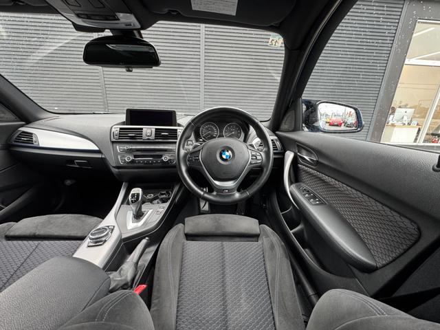 １シリーズ Ｍ１３５ｉ　純正ナビ　ＢＴ　ＵＳＢ　ＤＶＤ　ＣＤ　バックカメラ　ＰＤＣ　コンフォートアクセス　ＬＥＤヘッドライト　オートライト　パワーシート　純正１８インチアルミホイール　ＥＴＣ２．０　オートエアコン　禁煙車（5枚目）