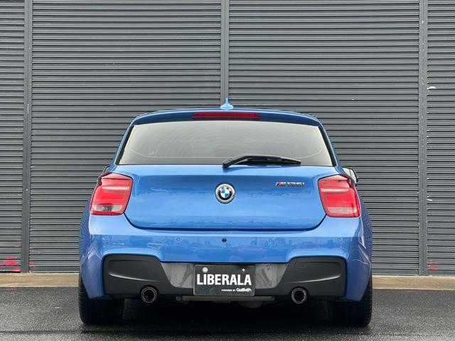 １シリーズ Ｍ１３５ｉ　純正ナビ　ＢＴ　ＵＳＢ　ＤＶＤ　ＣＤ　バックカメラ　ＰＤＣ　コンフォートアクセス　ＬＥＤヘッドライト　オートライト　パワーシート　純正１８インチアルミホイール　ＥＴＣ２．０　オートエアコン　禁煙車（56枚目）