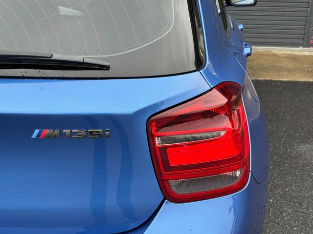 １シリーズ Ｍ１３５ｉ　純正ナビ　ＢＴ　ＵＳＢ　ＤＶＤ　ＣＤ　バックカメラ　ＰＤＣ　コンフォートアクセス　ＬＥＤヘッドライト　オートライト　パワーシート　純正１８インチアルミホイール　ＥＴＣ２．０　オートエアコン　禁煙車（65枚目）