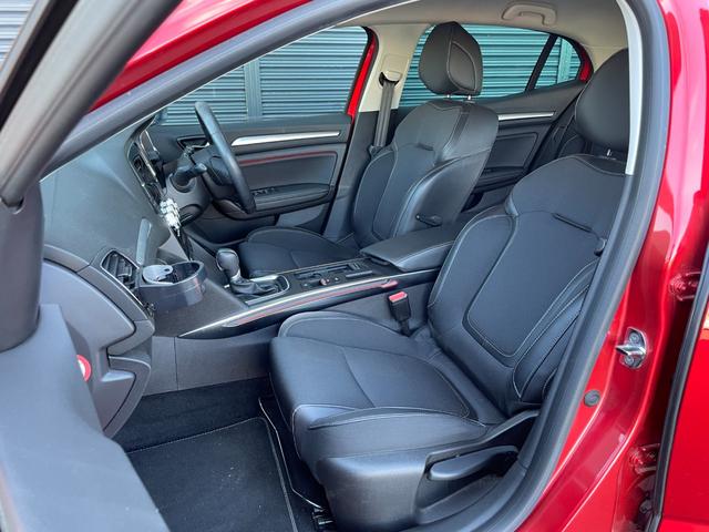 ヘタリ・汚れ等もなく、きれいな状態を保っています！足元もゆったりとしたスペースがあるので十分に快適なドライブが期待できます☆