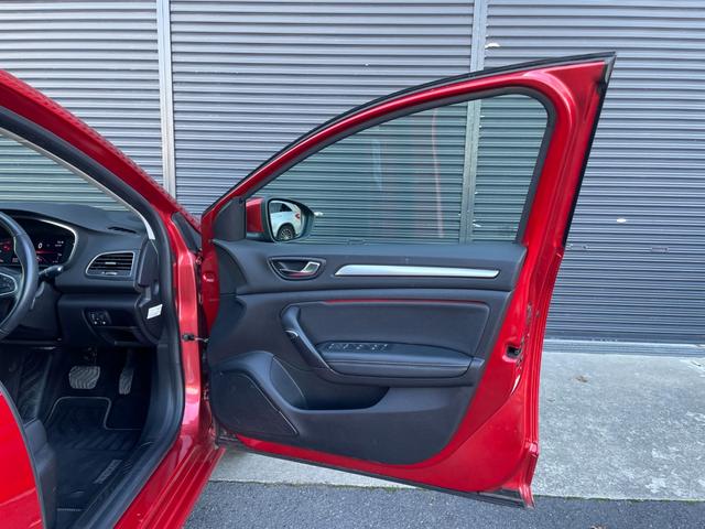 ＬＩＢＥＲＡＬＡは輸入車と本を愛される方々に少しだけ上質な時間が過ぎていくように、落ち着きのある空間をご用意しております。あなたにぴったりな少しハイセンスなお店に遊びにいらしてください。