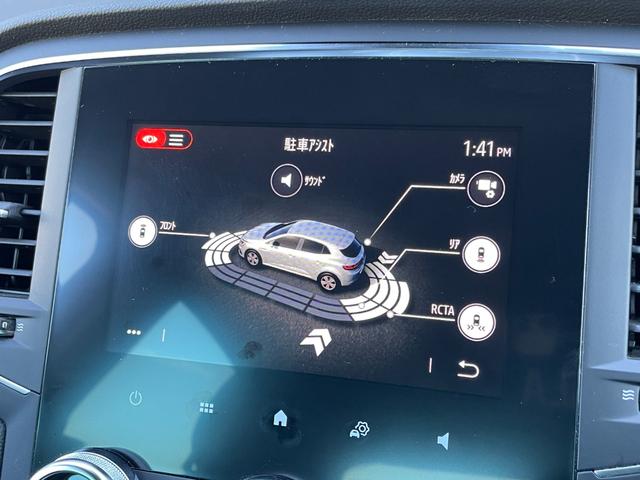 ＬＩＢＥＲＡＬＡは輸入車と本を愛される方々に少しだけ上質な時間が過ぎていくように、落ち着きのある空間をご用意しております。