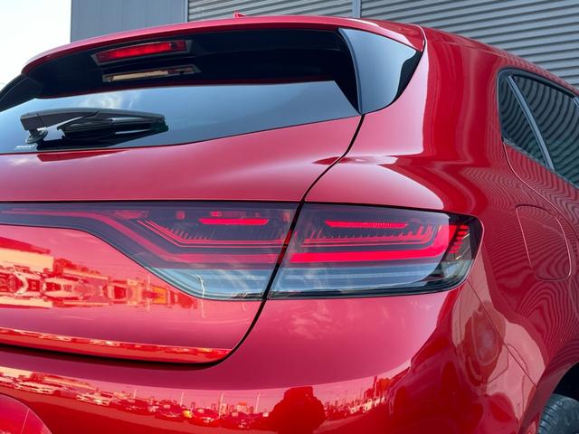 いままでの輸入車選びは、最良と言えただろうか。ＬＩＢＥＲＡＬＡは、輸入車選びのすべてを見つめ直し、新たなスタイルを提案するインポート・セレクト・ブランドです。