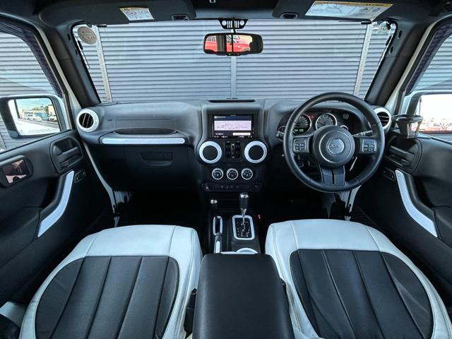 ジープ・ラングラーアンリミテッド スポーツ SDナビ 12セグ BT DVD CD サイド/バックカメラ 白黒レザー調シートカバー LEDヘッドライト クルーズコントロール ETC 純正17インチアルミホイール フロアマット 禁煙車(4枚目)