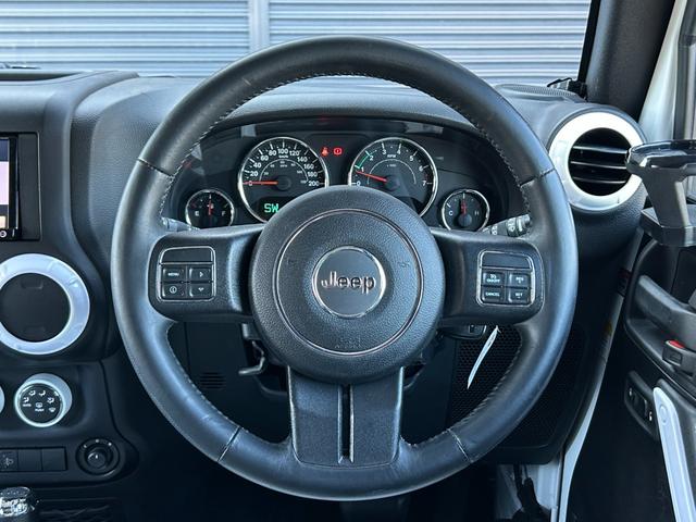 ジープ・ラングラーアンリミテッド スポーツ SDナビ 12セグ BT DVD CD サイド/バックカメラ 白黒レザー調シートカバー LEDヘッドライト クルーズコントロール ETC 純正17インチアルミホイール フロアマット 禁煙車(6枚目)