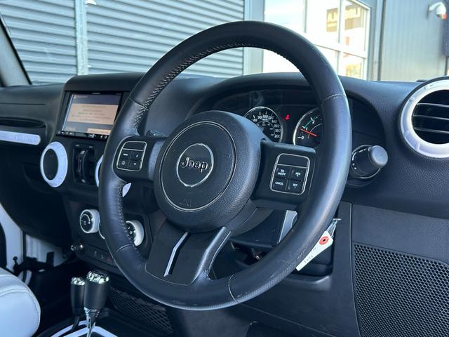 ジープ・ラングラーアンリミテッド スポーツ SDナビ 12セグ BT DVD CD サイド/バックカメラ 白黒レザー調シートカバー LEDヘッドライト クルーズコントロール ETC 純正17インチアルミホイール フロアマット 禁煙車(7枚目)