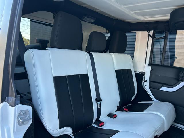 ジープ・ラングラーアンリミテッド スポーツ SDナビ 12セグ BT DVD CD サイド/バックカメラ 白黒レザー調シートカバー LEDヘッドライト クルーズコントロール ETC 純正17インチアルミホイール フロアマット 禁煙車(10枚目)