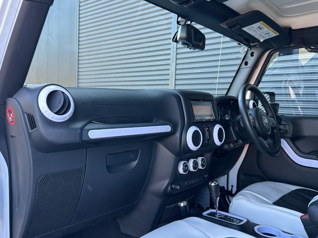 ジープ・ラングラーアンリミテッド スポーツ SDナビ 12セグ BT DVD CD サイド/バックカメラ 白黒レザー調シートカバー LEDヘッドライト クルーズコントロール ETC 純正17インチアルミホイール フロアマット 禁煙車(11枚目)