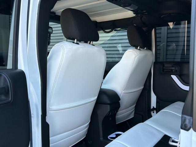 ジープ・ラングラーアンリミテッド スポーツ SDナビ 12セグ BT DVD CD サイド/バックカメラ 白黒レザー調シートカバー LEDヘッドライト クルーズコントロール ETC 純正17インチアルミホイール フロアマット 禁煙車(13枚目)