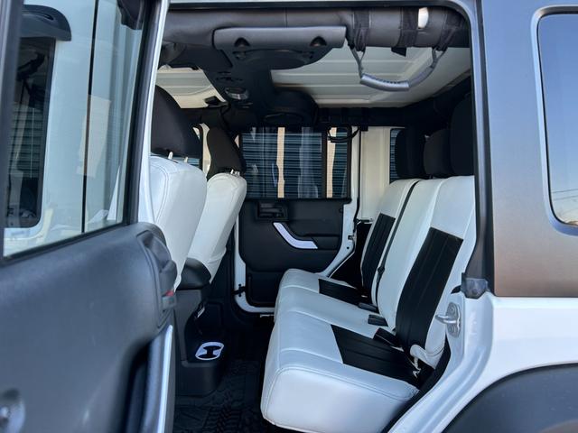 ジープ・ラングラーアンリミテッド スポーツ SDナビ 12セグ BT DVD CD サイド/バックカメラ 白黒レザー調シートカバー LEDヘッドライト クルーズコントロール ETC 純正17インチアルミホイール フロアマット 禁煙車(14枚目)