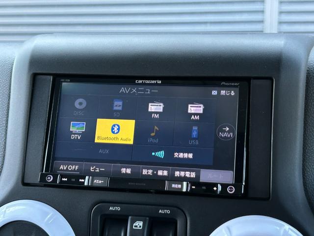 ジープ・ラングラーアンリミテッド スポーツ SDナビ 12セグ BT DVD CD サイド/バックカメラ 白黒レザー調シートカバー LEDヘッドライト クルーズコントロール ETC 純正17インチアルミホイール フロアマット 禁煙車(28枚目)