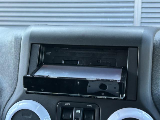 ジープ・ラングラーアンリミテッド スポーツ SDナビ 12セグ BT DVD CD サイド/バックカメラ 白黒レザー調シートカバー LEDヘッドライト クルーズコントロール ETC 純正17インチアルミホイール フロアマット 禁煙車(33枚目)