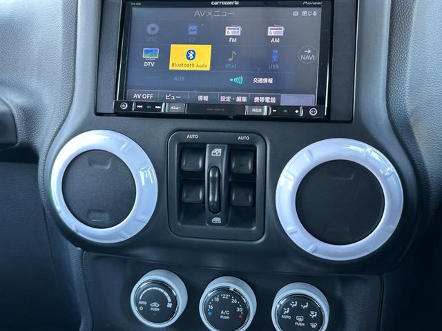 ジープ・ラングラーアンリミテッド スポーツ SDナビ 12セグ BT DVD CD サイド/バックカメラ 白黒レザー調シートカバー LEDヘッドライト クルーズコントロール ETC 純正17インチアルミホイール フロアマット 禁煙車(34枚目)