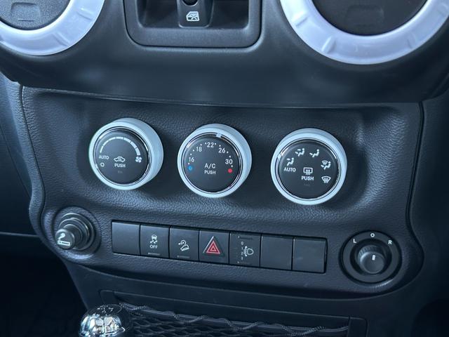 ジープ・ラングラーアンリミテッド スポーツ SDナビ 12セグ BT DVD CD サイド/バックカメラ 白黒レザー調シートカバー LEDヘッドライト クルーズコントロール ETC 純正17インチアルミホイール フロアマット 禁煙車(35枚目)