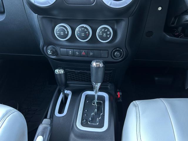 ジープ・ラングラーアンリミテッド スポーツ SDナビ 12セグ BT DVD CD サイド/バックカメラ 白黒レザー調シートカバー LEDヘッドライト クルーズコントロール ETC 純正17インチアルミホイール フロアマット 禁煙車(36枚目)