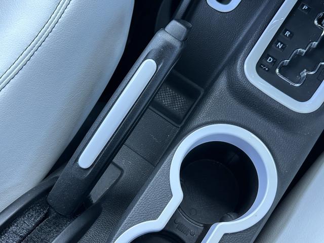 ジープ・ラングラーアンリミテッド スポーツ SDナビ 12セグ BT DVD CD サイド/バックカメラ 白黒レザー調シートカバー LEDヘッドライト クルーズコントロール ETC 純正17インチアルミホイール フロアマット 禁煙車(40枚目)