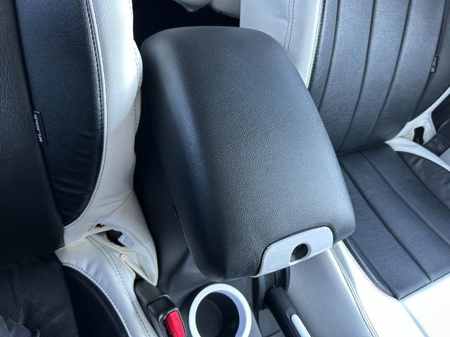 ジープ・ラングラーアンリミテッド スポーツ SDナビ 12セグ BT DVD CD サイド/バックカメラ 白黒レザー調シートカバー LEDヘッドライト クルーズコントロール ETC 純正17インチアルミホイール フロアマット 禁煙車(41枚目)