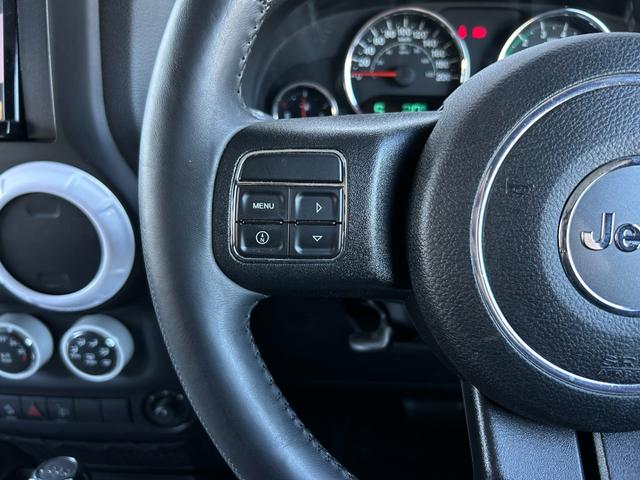 ジープ・ラングラーアンリミテッド スポーツ SDナビ 12セグ BT DVD CD サイド/バックカメラ 白黒レザー調シートカバー LEDヘッドライト クルーズコントロール ETC 純正17インチアルミホイール フロアマット 禁煙車(44枚目)