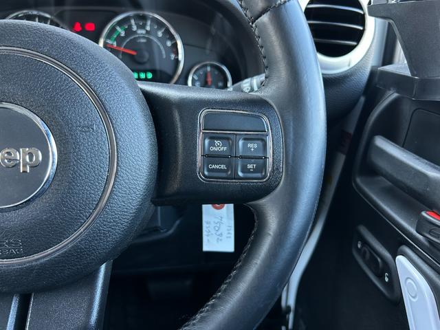 ジープ・ラングラーアンリミテッド スポーツ SDナビ 12セグ BT DVD CD サイド/バックカメラ 白黒レザー調シートカバー LEDヘッドライト クルーズコントロール ETC 純正17インチアルミホイール フロアマット 禁煙車(45枚目)