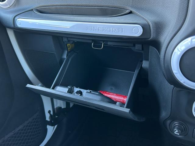 ジープ・ラングラーアンリミテッド スポーツ SDナビ 12セグ BT DVD CD サイド/バックカメラ 白黒レザー調シートカバー LEDヘッドライト クルーズコントロール ETC 純正17インチアルミホイール フロアマット 禁煙車(48枚目)