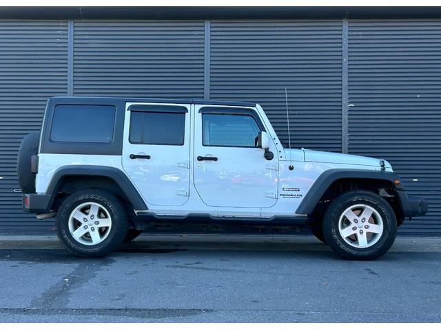 ジープ・ラングラーアンリミテッド スポーツ SDナビ 12セグ BT DVD CD サイド/バックカメラ 白黒レザー調シートカバー LEDヘッドライト クルーズコントロール ETC 純正17インチアルミホイール フロアマット 禁煙車(54枚目)