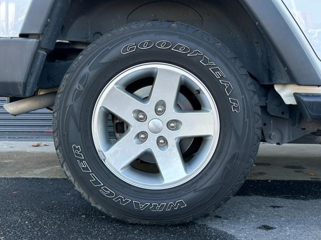 ジープ・ラングラーアンリミテッド スポーツ SDナビ 12セグ BT DVD CD サイド/バックカメラ 白黒レザー調シートカバー LEDヘッドライト クルーズコントロール ETC 純正17インチアルミホイール フロアマット 禁煙車(60枚目)