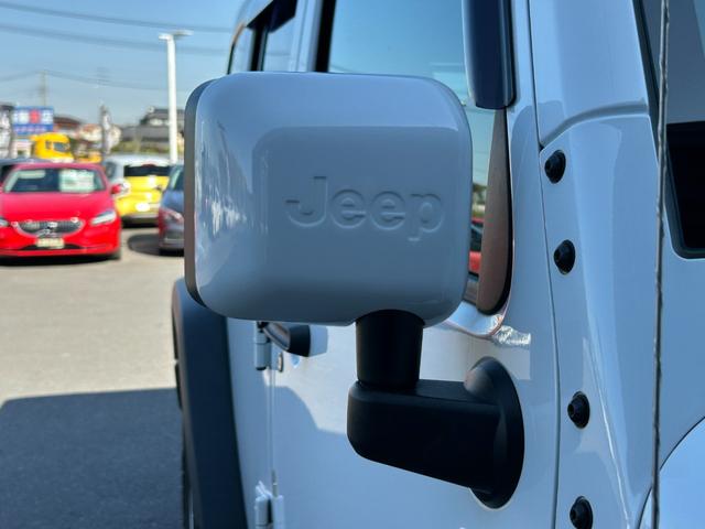 ジープ・ラングラーアンリミテッド スポーツ SDナビ 12セグ BT DVD CD サイド/バックカメラ 白黒レザー調シートカバー LEDヘッドライト クルーズコントロール ETC 純正17インチアルミホイール フロアマット 禁煙車(64枚目)