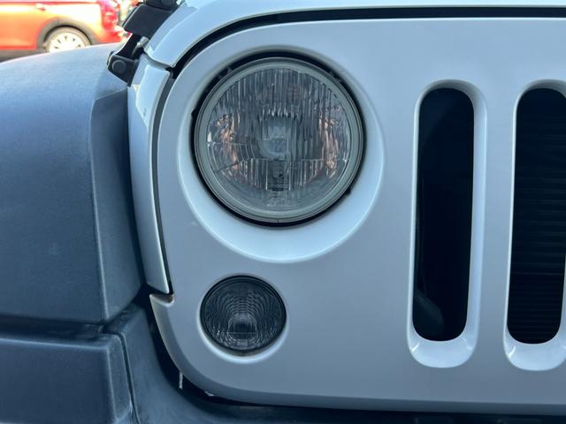 ジープ・ラングラーアンリミテッド スポーツ SDナビ 12セグ BT DVD CD サイド/バックカメラ 白黒レザー調シートカバー LEDヘッドライト クルーズコントロール ETC 純正17インチアルミホイール フロアマット 禁煙車(65枚目)