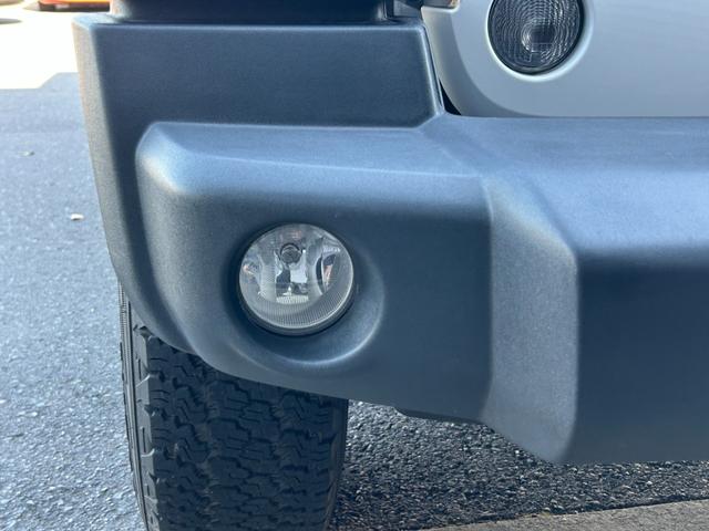 ジープ・ラングラーアンリミテッド スポーツ SDナビ 12セグ BT DVD CD サイド/バックカメラ 白黒レザー調シートカバー LEDヘッドライト クルーズコントロール ETC 純正17インチアルミホイール フロアマット 禁煙車(66枚目)