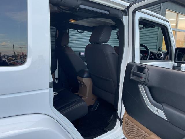 ジープ・ラングラーアンリミテッド サハラ 9インチフローティングナビ 12セグ BT DVD CD サイド/バックカメラ ALPINEスピーカー HIDヘッドライト オートライト ETC 純正17インチAW クルーズコントロール 禁煙車(9枚目)